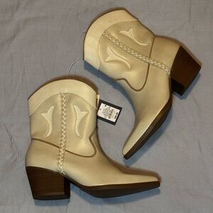 Women's Cream Western Ankle Boots, Universal Thread NWT SZ 7.5